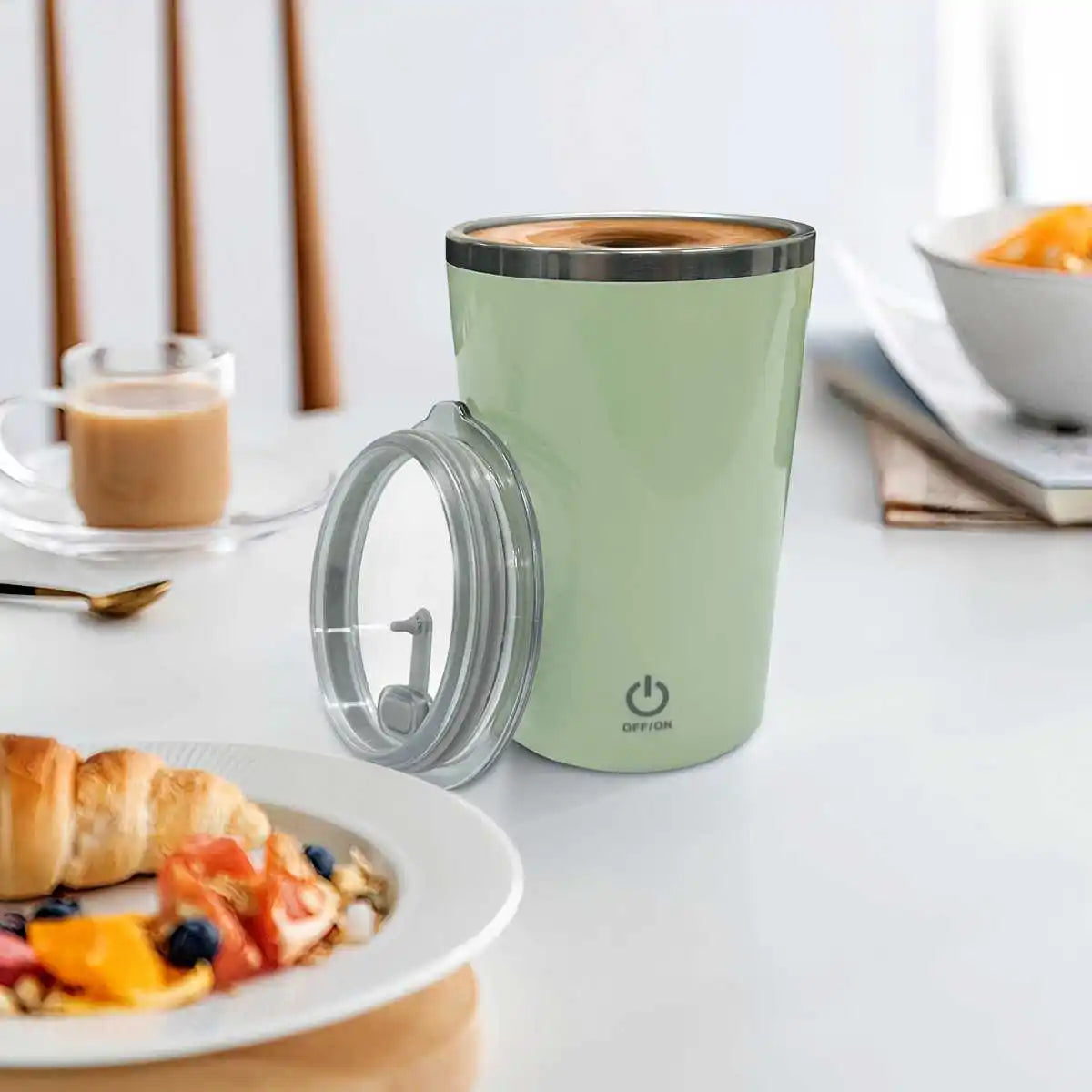 Taza mezcladora con carga USB.