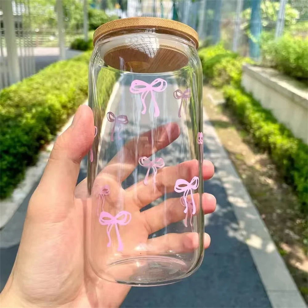 Vasos de cristal con lazo rosa.