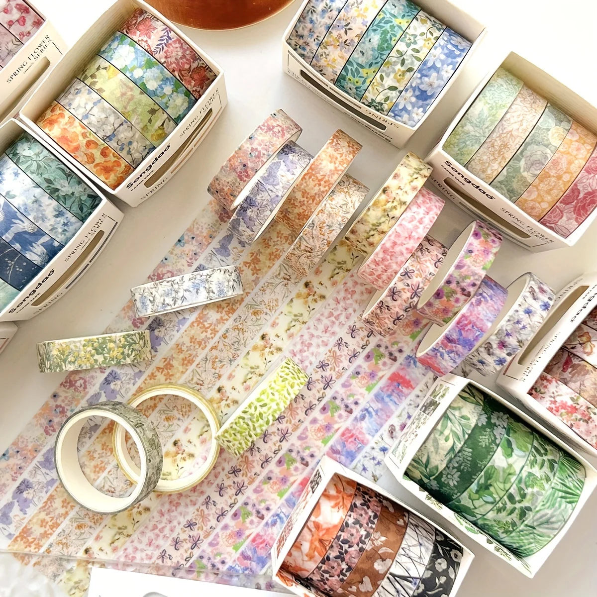 5 rollos de cinta manual de flores románticas en caja.