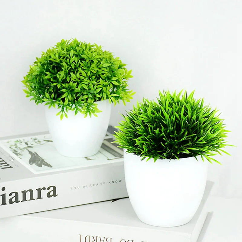 Plantas artificiales en maceta.