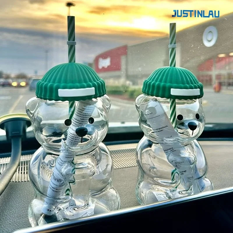 Taza de cristal con forma de oso con pajita y tapa.