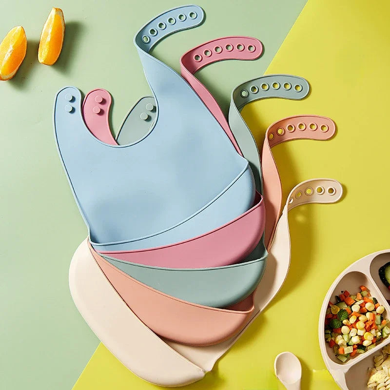 Baberos impermeables ajustables.